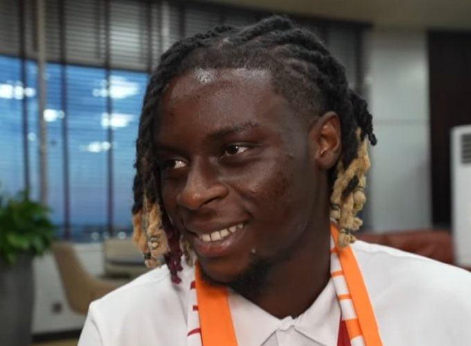 Lesley Ugochukwu'nun Galatasaray formasıyla çekilmiş fotoğrafı.