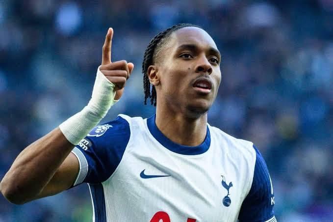Galatasaraylı yöneticiler, Tottenham'ın genç golcüsü Mathys Tel'in transferi için görüşüyor.