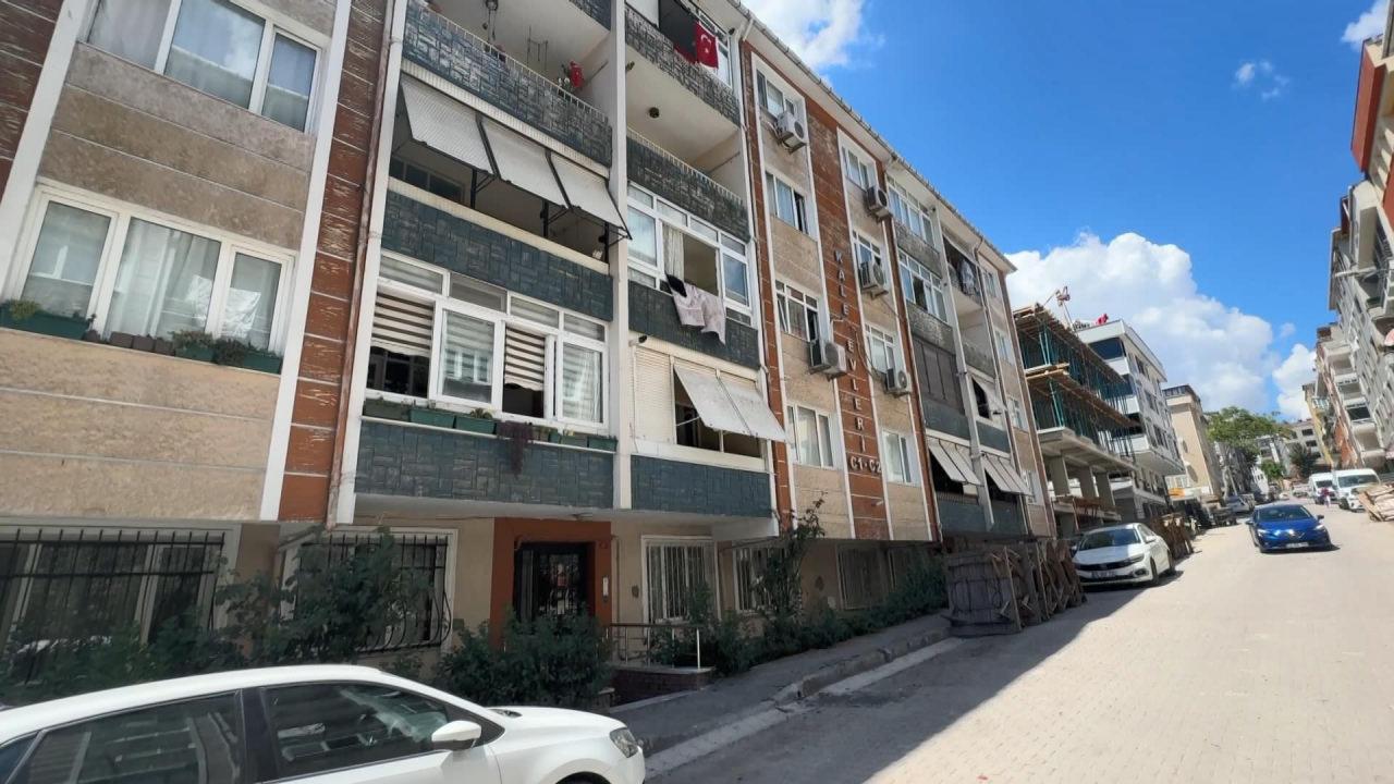 Avcılar'da kentsel dönüşüm isteyen daire sahibinden 14 saatlik oturma eylemi