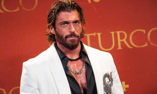 Can Yaman İtalya'daki oyunculuk ser&uuml;venine ilişkin itiraf: Ben de bilmiyorum diyerek a&ccedil;ıkladı