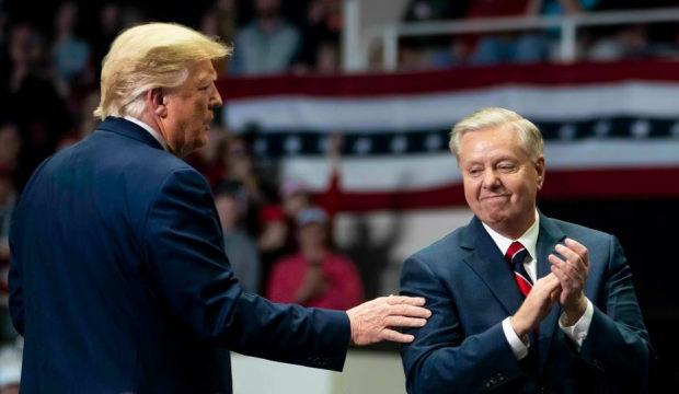 ABD'li &uuml;nl&uuml; senat&ouml;r&uuml;n sır &ouml;l&uuml;m&uuml;&hellip; Trump&rsquo;a g&ouml;zdağı vermeye d&ouml;n&uuml;k bir mesaj mı var?