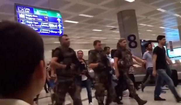 "Adamsınız adam!": 15 Temmuz gecesi havalimanında duygu dolu anlar yeniden g&uuml;ndem oldu