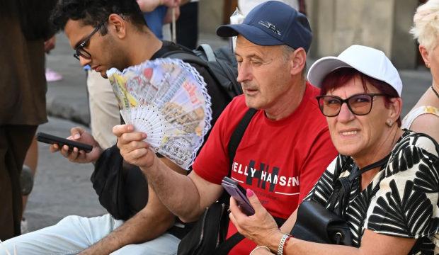 Avrupa &uuml;lkesi kavruluyor: 22 şehirde sıcaklık krizi!