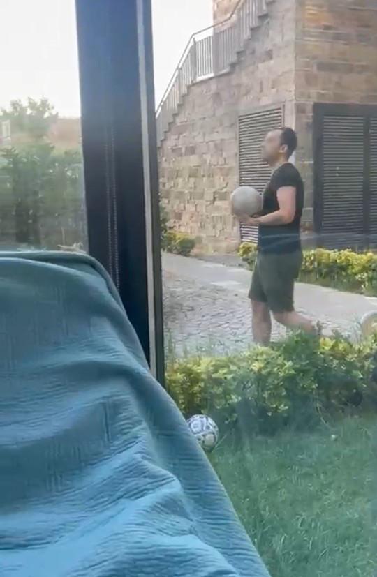 İlteriş Y., Cibutili ailenin evinin önünde sürekli olarak topla oynuyor. Bunu yapmaktaki amacı, aileyi rahatsız etmek ve iç huzuru bozmak.