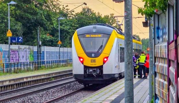 Bilet kontrol&uuml; korkun&ccedil; bitti! 120 km hızla giden trenden d&uuml;şt&uuml;