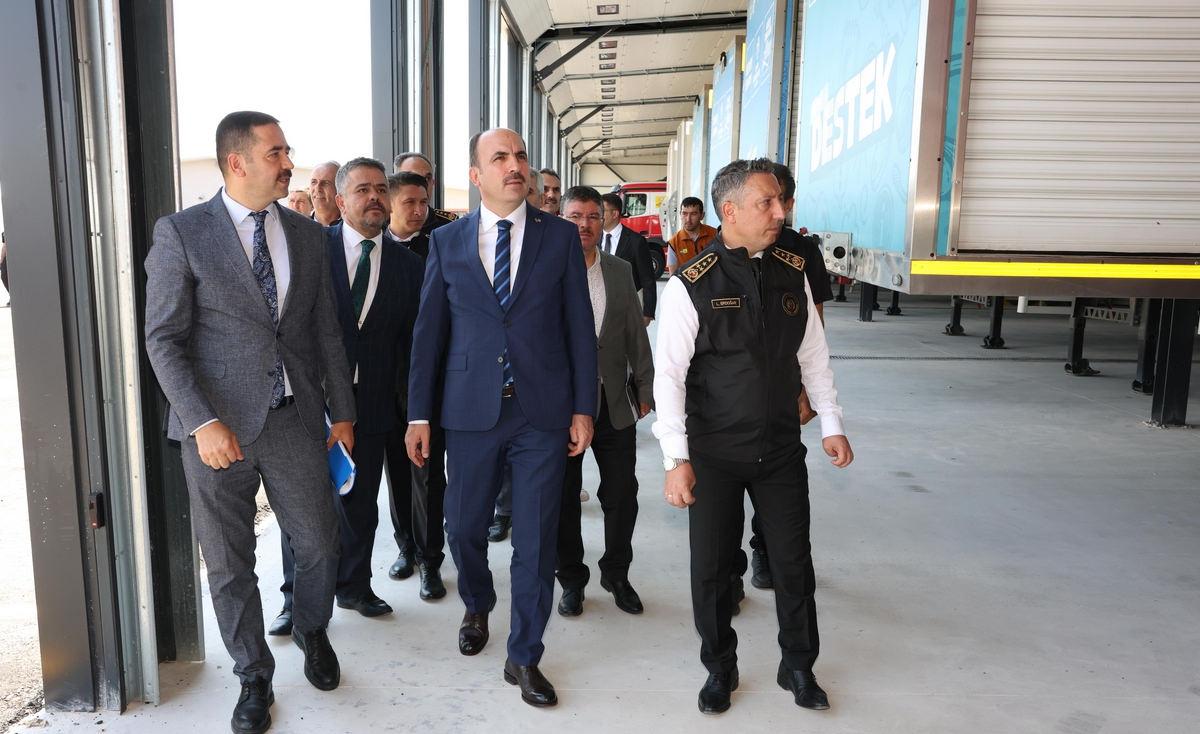 Konya Büyükşehir Belediye Başkanı Uğur İbrahim Altay, Büyükşehir Belediyesi'nin şehre kazandırdığı Uluslararası Endüstriyel Yangınlara Müdahale Eğitim Merkezi'ni ziyaret ederek merkezde yürütülen eğitim faaliyetleri hakkında bilgi aldı.