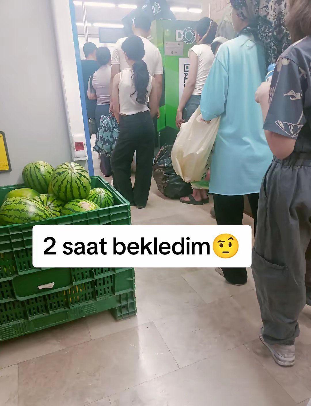 Depozito İade Sistemi iade makinesi önünde uzun kuyruklar ve şişe yığınları.