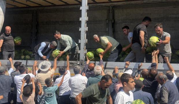 Hayırsever &ccedil;ift&ccedil;i 30 ton karpuzu &uuml;cretsiz dağıttı