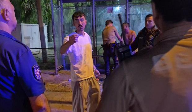 Hem polise hem muhabire saldırdılar! Eskişehir'de alkoll&uuml; s&uuml;r&uuml;c&uuml; kaosu