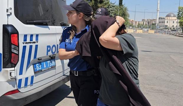 Hemşire kıyafetiyle bebek ka&ccedil;ırmaya &ccedil;alıştı