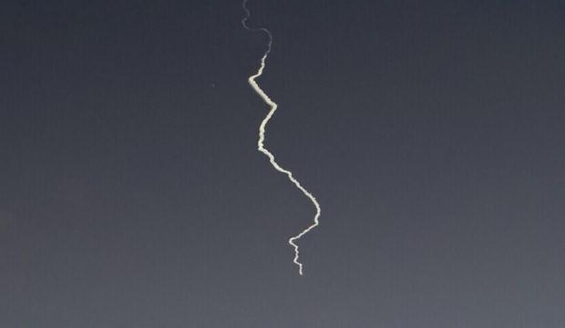 İran f&uuml;zeleri H&uuml;rm&uuml;z'de BAE tankerlerini vurdu: 1 &ouml;l&uuml;, 8 yaralı