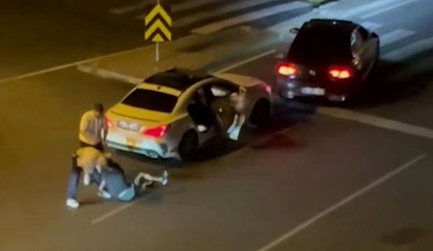 İstanbul Başakşehir'de trafik ter&ouml;r&uuml;: Bir s&uuml;r&uuml;c&uuml; dakikalarca yerde darbedildi