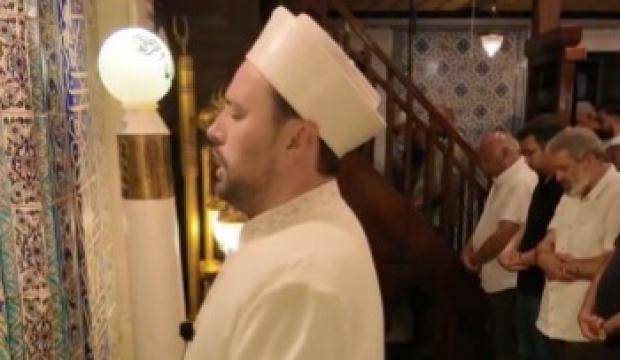 Kadık&ouml;y Osman Ağa Camii'nde Hafız Mustafa &Ouml;zdemir'in kıraati b&uuml;y&uuml;k beğeni topladı