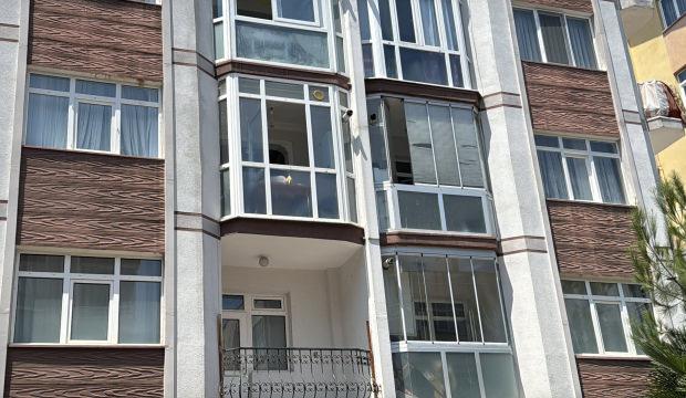 K&uuml;t&uuml; koku mahalleliyi ayağa kaldırmıştı: Ablasının cesediyle 1 hafta yaşamış!