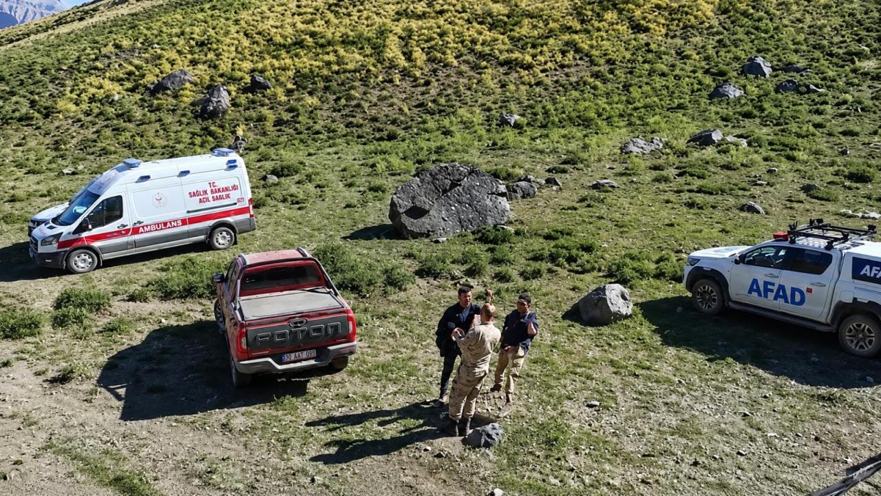 Kayıp dağcı için arama çalışmaları devam ediyor.