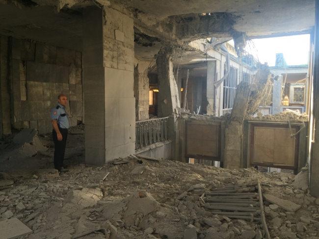Gazi Meclis doğrudan darbecilerin hedefindeydi. Farklı saatlerde üç ayrı bomba atıldı.