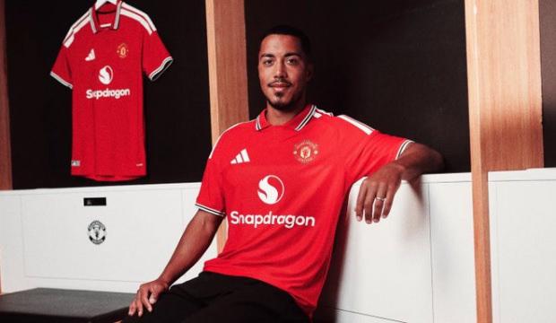 Manchester United transfer bombasını patlattı! Yıldız oyuncu resmen a&ccedil;ıklandı