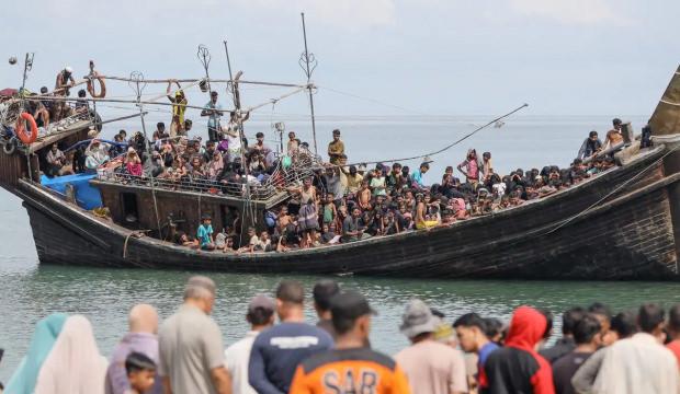 Myanmar a&ccedil;ıklarında facia! G&ouml;&ccedil;men teknesi battı: 500 kayıp