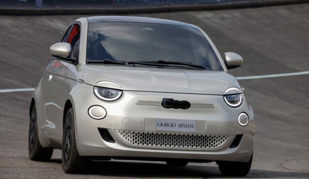 Sınırlı sayıda Fiat 500e Giorgio Armani Collector's Edition yeniden T&uuml;rkiye'de!