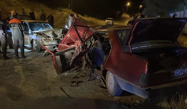 Sivas'ta 2 otomobil kafa kafaya &ccedil;arpıştı