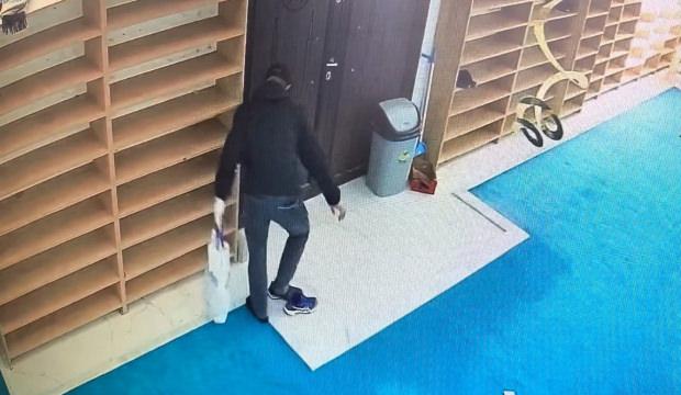 Caminin yardım paralarını kaldırım taşıyla &ccedil;aldı...