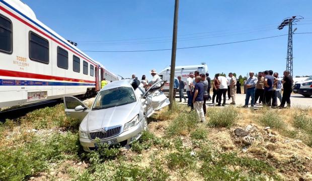 Tren, hemzemin ge&ccedil;itte otomobile &ccedil;arptı: 3 yaralı