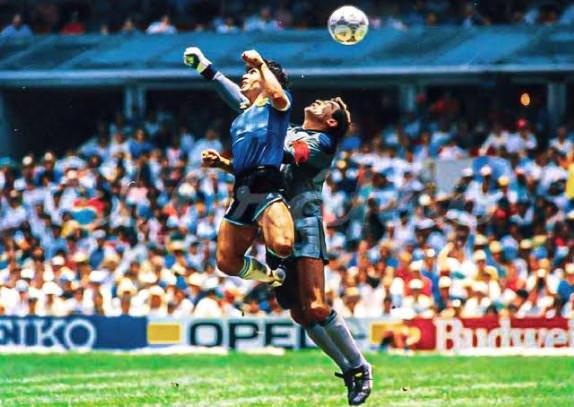 Dünya Kupası'nda 1986'da oynanan unutulmaz İngiltere - Arjantin maçında Maradona'nın eliyle attığı gol anı