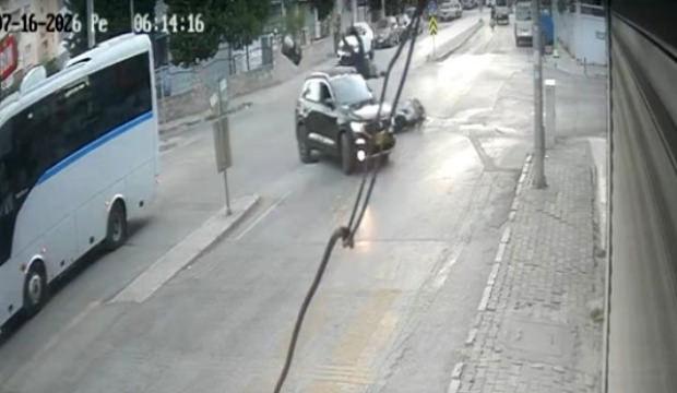 İzmir'deki feci kazada s&uuml;r&uuml;c&uuml; ka&ccedil;tı: Motosikletlinin savrulduğu o anlar kameraya yansıdı