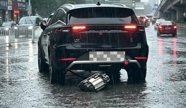 Yolda motoru d&uuml;şt&uuml;ğ&uuml; iddia edildi: Sosyal medya ikiye b&ouml;l&uuml;nd&uuml;