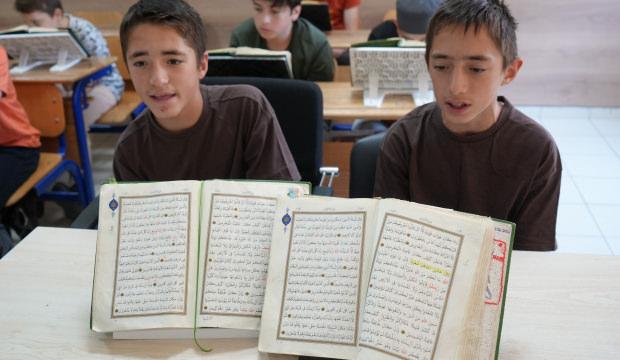 İkiz kardeşler azmetti: 13 yaşında birlikte hafızlığa ulaştılar!