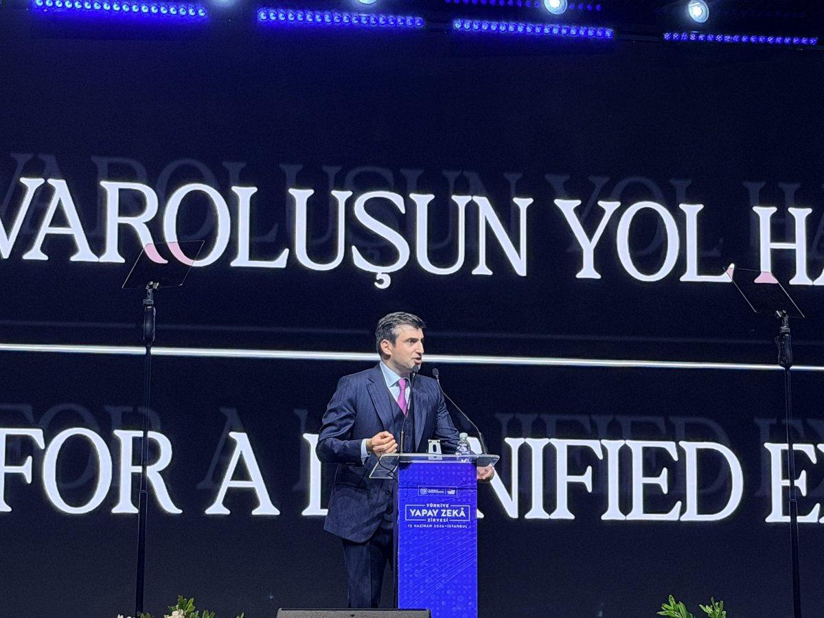 Baykar Yönetim Kurulu Başkanı Selçuk Bayraktar konuşma yaparken