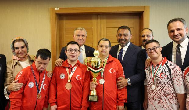 Bakan Bak, madalya kazanan &ouml;zel sporcularla bir araya geldi