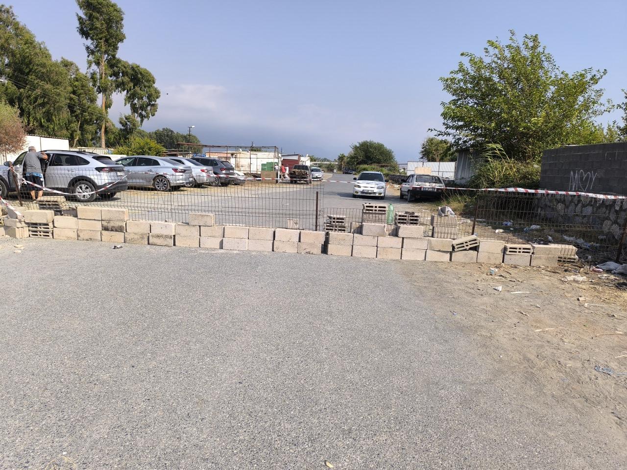 İş yerine ruhsat verilmeyince yolu kapattı.