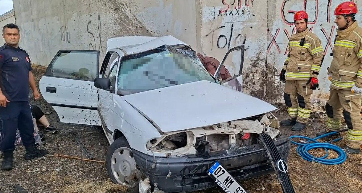 Bursa'da meydana gelen trafik kazasında araç hurdaya döndü.