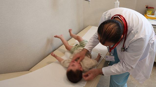 Çocuk Cerrahı Op. Dr. Taner Kamacı, Hasan'ı muayene ediyor.