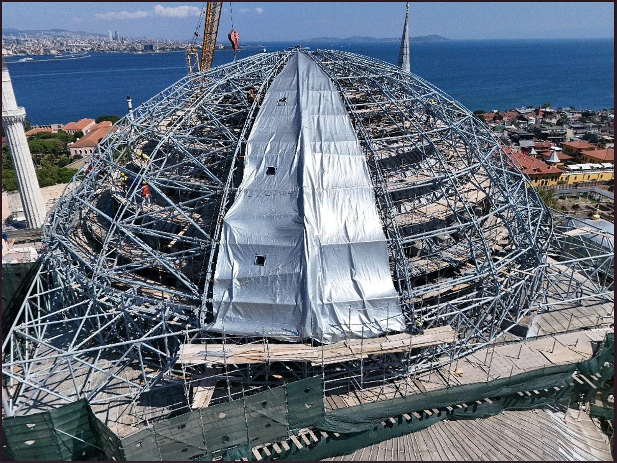 Ayasofya-i Kebir Camii'nin ana kubbesini örten geçici çelik çatının branda ile kaplanması çalışması
