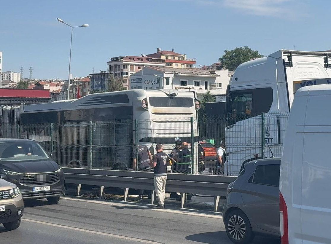 Metrobüsün motor kısmında çıkan yangın