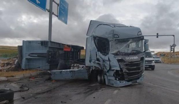 İki tır &ccedil;arpıştı: &Ccedil;orum'daki kaza anı kameralara b&ouml;yle yansıdı