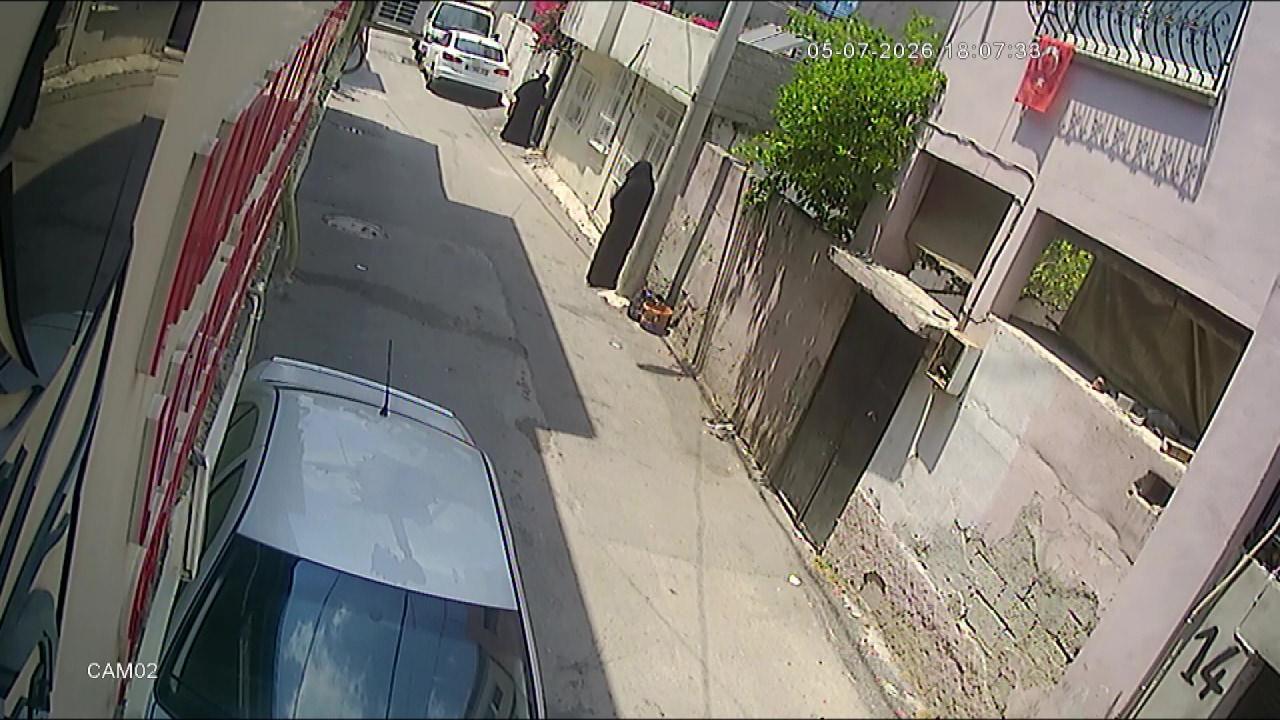 Adana'da çarşaf giyerek hırsızlık yapan şüphelilerin güvenlik kamerası görüntüleri.