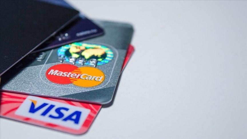 İspanya'da mağaza POS cihazında temassız ödeme yapan bir kişi telefonuyla işlem yapıyor.
