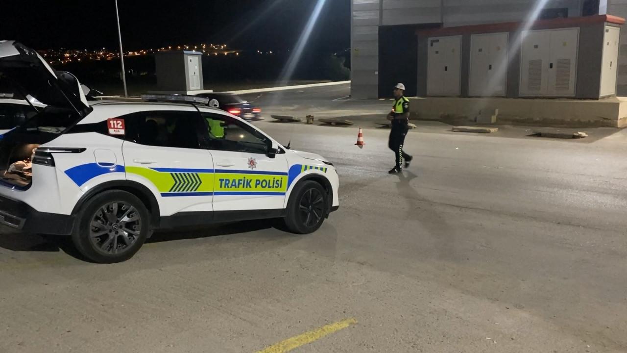 Polisler denetim yapıyor.