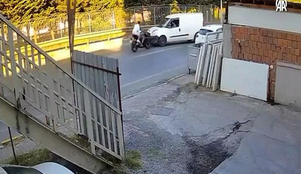 Sultanbeyli'de motosiklet ile hafif ticari aracın &ccedil;arpıştığı kaza kamerada