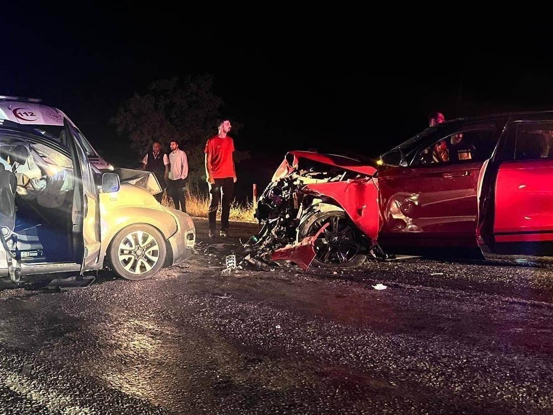 Afyonkarahisar'da hafif ticari araç ile otomobil çarpıştı, 2 kişi öldü, 4 kişi yaralandı.