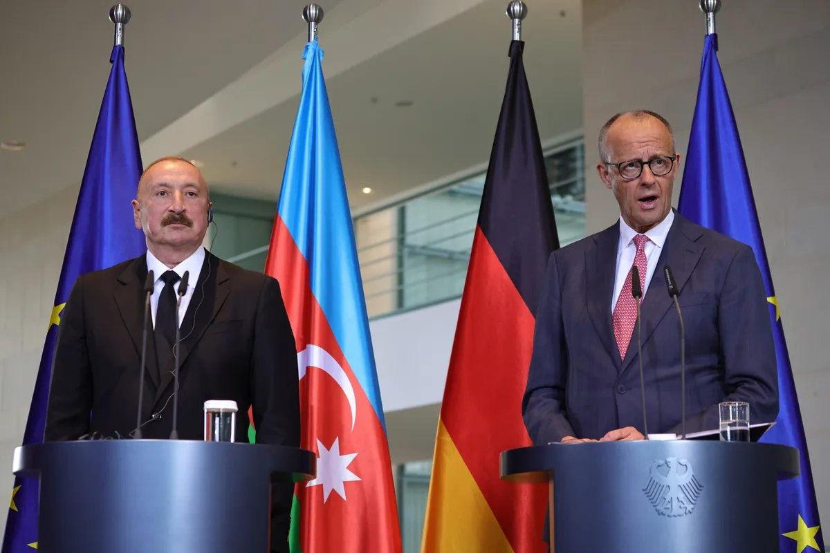 Azerbaycan Cumhurbaşkanı İlham Aliyev ve Almanya Başbakanı Friedrich Merz, Berlin'de düzenlenen ortak basın toplantısında görüntülendi.
