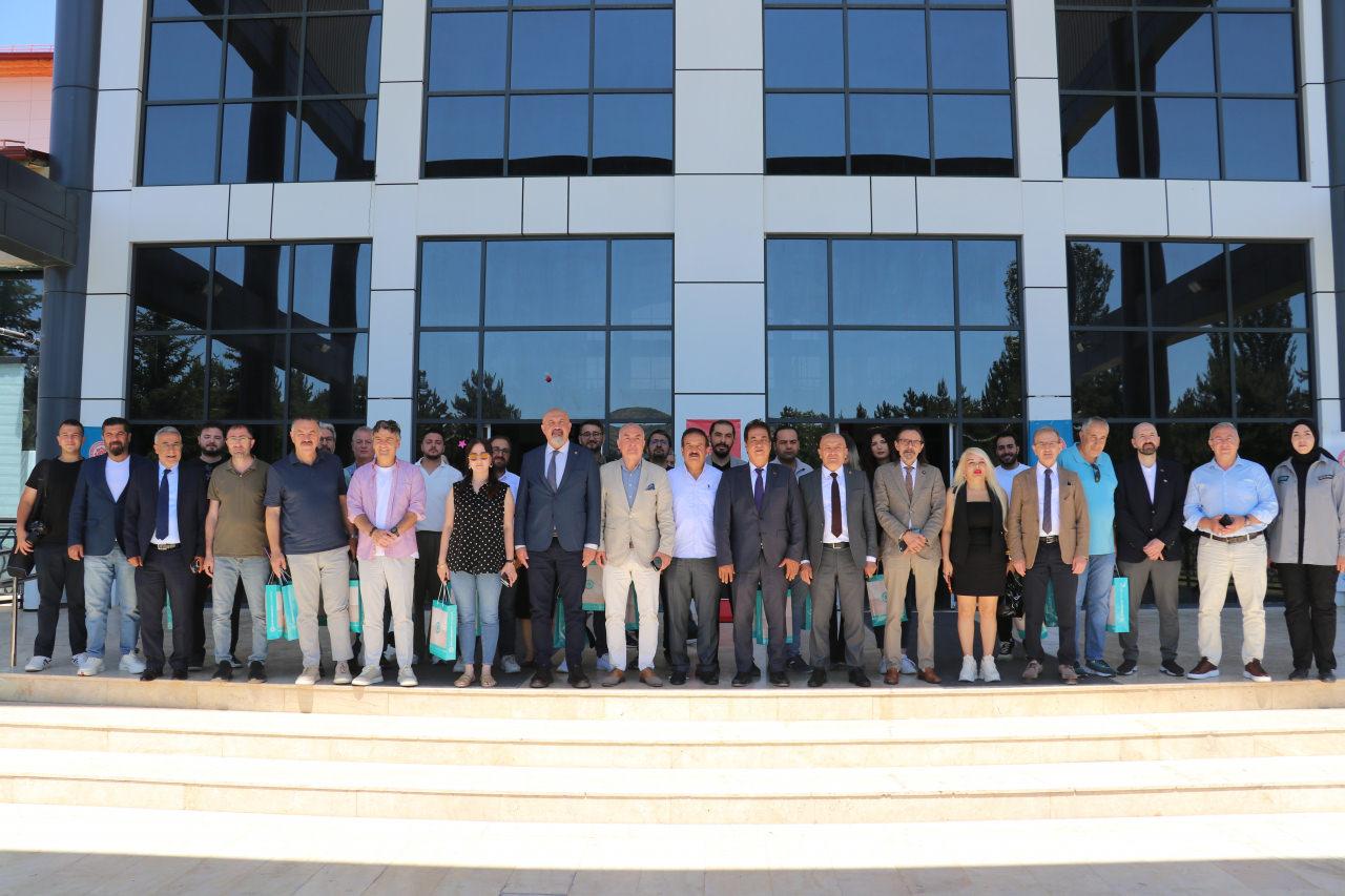 Sivas Cumhuriyet Üniversitesi (SCÜ) Rektörü Prof. Dr. Ahmet Şengönül, SCÜ Sağlık Hizmetleri Uygulama ve Araştırma Hastanesi Başhekimi Prof. Dr. Ömer Tamer Doğan, 24 Temmuz Basın Bayramı dolayısıyla üniversitedeki bir kafede basın mensuplarıyla bir araya geldi.