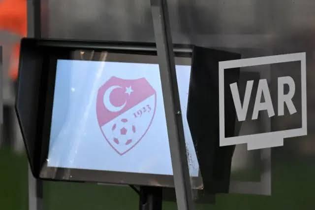 Süper Lig hakemi ve futbolcular