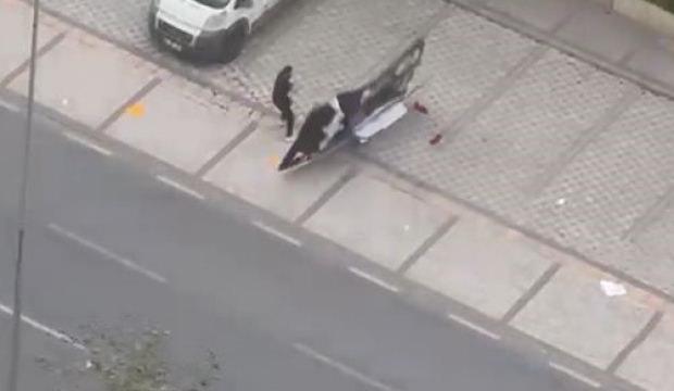 Avcılar'da fırtına sırasında u&ccedil;an reklam panosu bir vatandaşın &uuml;zerine d&uuml;şt&uuml;