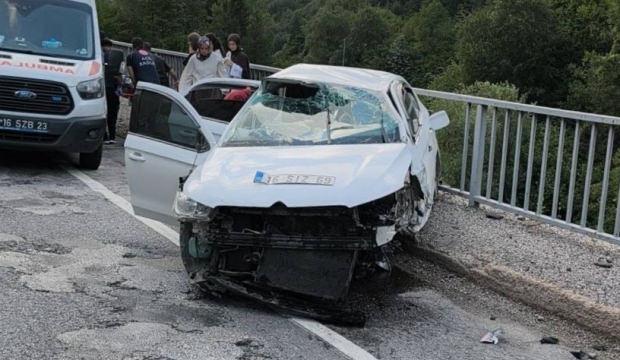 İneg&ouml;l'de otomobil k&ouml;pr&uuml; &uuml;zerindeki bariyerlere &ccedil;arptı: Yaralılar var