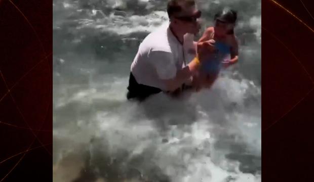 K&uuml;&ccedil;&uuml;k kız akıntıya kapıldı: Rus turist kızı işte b&ouml;yle kurtardı