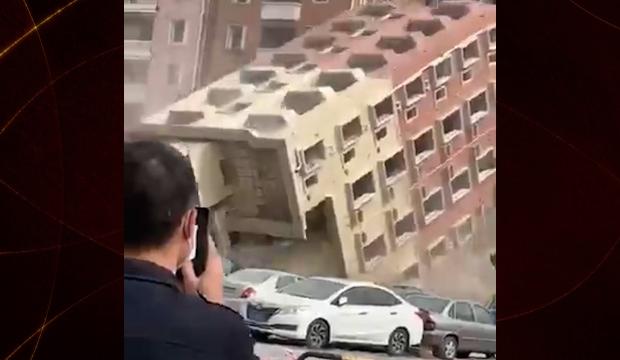 &Ccedil;in&rsquo;de yıkım sırasında akılalmaz anlar! Yıkılan bina ara&ccedil;ların &uuml;st&uuml;ne &ccedil;&ouml;kt&uuml;!